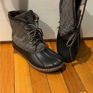 Women's Black and Gray Herringbone Winter Boots